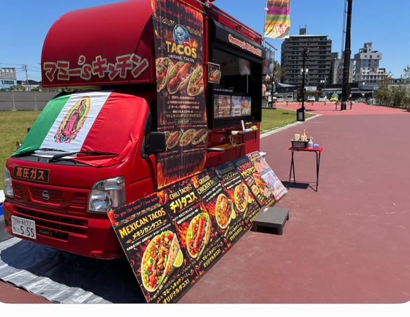 マミーズキッチンの赤いタコス専門キッチンカー（メキシコ国旗付き）